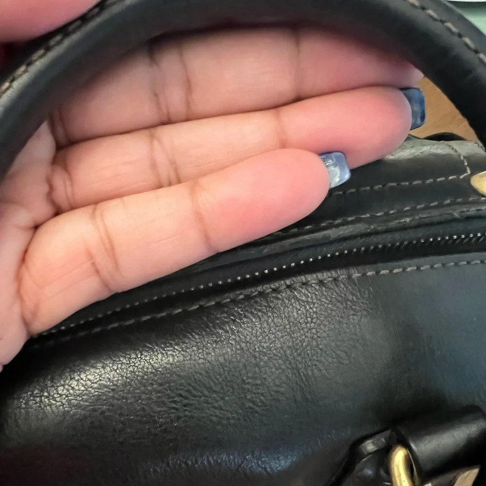 Dooney & Bourke Large Satchel. - Picture 5 of 6